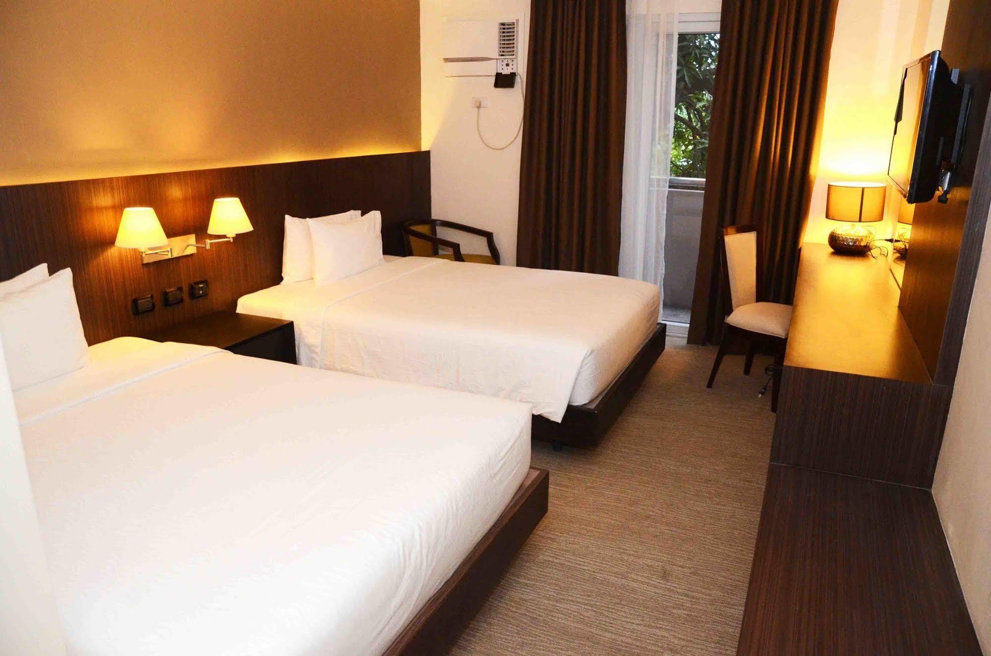 Stradella Hotel Pasig City エクステリア 写真